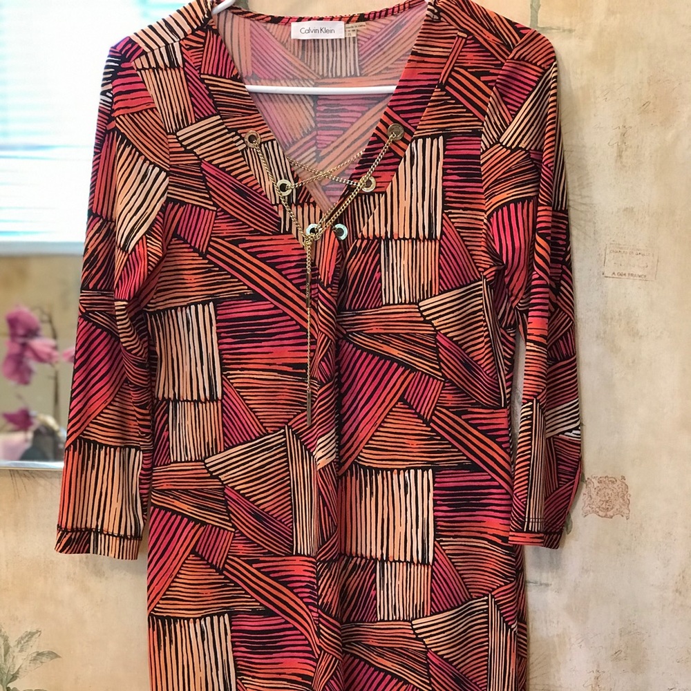 CALVIN KLEIN dress size 8 long sleeve with chain beautiful pattern like new.